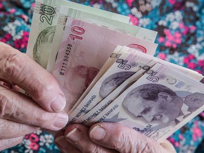 Yaşlılık aylığı için gereken şartlar neler? Sadece kimlikle başvurulabiliyor: Tüm vatandaşlara anında 1.084 TL ödeme yapılacak!