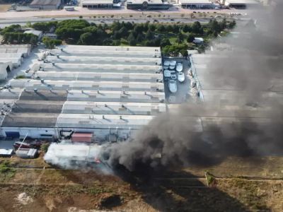 Yat Fabrikasında Korkutan Yangın! Ekiplerin Müdahalesi Sürüyor