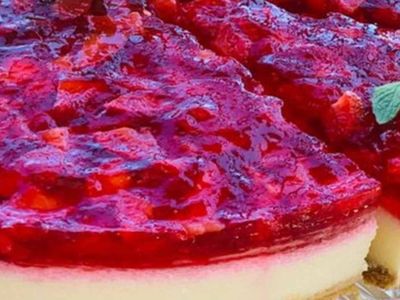 Yaz aylarının aranan tatlısı belli oldu! Lezzeti ile beğenileri toplayan çilek soslu irmikli sütlü tatlısı yedikçe yedirdi! Çilek soslu irmikli sütlü tatlı tarifi ve malzemeleri