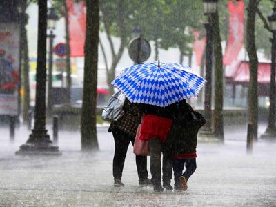 Yaz geldi diyenlere Meteoroloji’den kötü haber: Sıcaklıklar düşüyor sağanak yağışlar geliyor