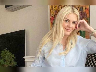 Yaz sezonunu pembe mayosuyla açan Emine Ün güzelliği ile herkesi büyüledi! 44 yaşındaki Emine Ün yorum yağmuruna tutuldu!