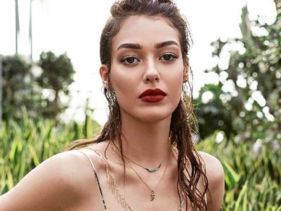 Yeni Evlenme Teklifi Etmişti, Yabancı Damat Ünlü Oyuncu Dilan Çiçek Deniz'i İzlanda'ya Kaçırıyor!