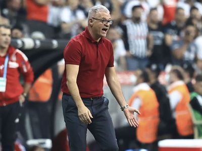 Yeni Malatyaspor Teknik Direktörü İrfan Buz, Beşiktaş Maçında Verilmeyen Penaltılarına İsyan Etti!