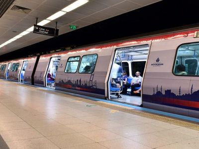 Yenikapı-Hacıosman metro seferleri aksadı: Yolcular ray kenarlarından yürüyerek istasyonlara gitti