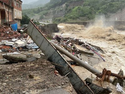 Yetkililerden sel felaketine karşı peş peşe uyarı geldi: Binlerce kişi tahliye edilmeye başlandı