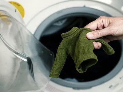 Yıkanınca çeken kıyafetler nasıl düzelir? İşte hayat kurtaran o basit yöntem