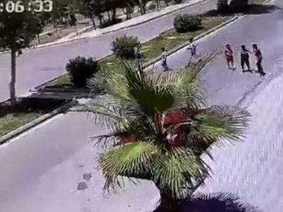 Yine bir sokak köpeği terörü! Mersin'de sokakta oyun oynayan çocuklar köpeklerden kaçarken otomobilin altında kaldı! İşte o korkunç anlar