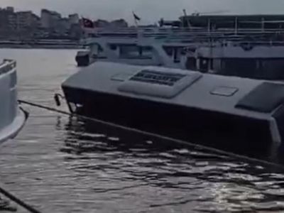 Yine İETT yine kaza! Eminönü'nde İETT otobüsü denize düştü