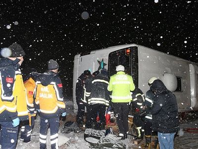 Yoğun kar yağışı can aldı: Yolcu otobüsü devrildi ölü ve yaralılar var