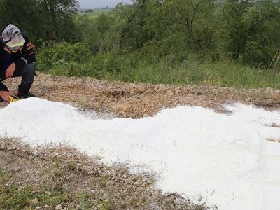 Yol Kenarına Dökülen Beyaz Toz Ekipler Tarafından İncelemeye Alındı
