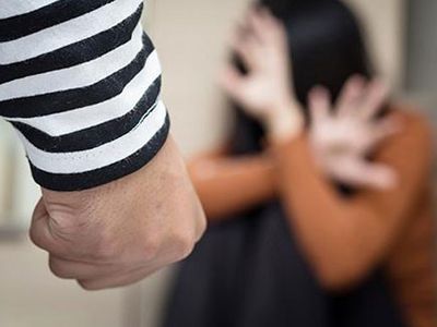 Yol Ortasında Çocuklu Kadına Yumruk Attı