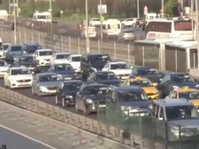 Yola çıkacaklar dikkat! Okul ve bayram tatili bitişi trafiği felç etti