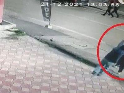 Yolda Yürüyen Abla Kardeşe Saldırdı: Ablanın Burnu Kırıldı