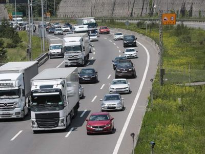 Yollarda bayram trafiği başladı: Kilometrelerce kuyruk oluştu