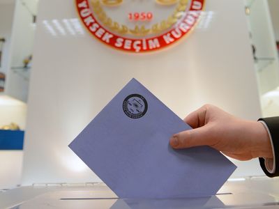 YSK Cem Uzan'ın cumhurbaşkanlığı adaylığını reddetti