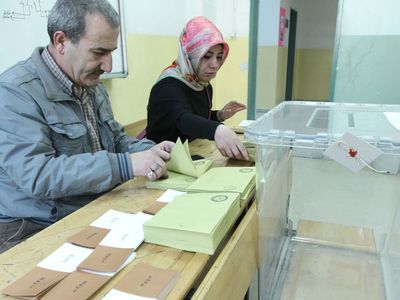 YSK, sandık görevlilerine bilgilendirici mesajlar iletti!