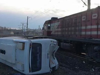 Yük treni ile işçileri taşıyan servis çarpıştı! Bölgeye sağlık ekipleri sevk edildi, çok sayıda yaralı var!