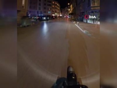 Yüksek sesle müzik dinleyen kişinin sokaktaki yürüyüşü tepkilere yol açtı