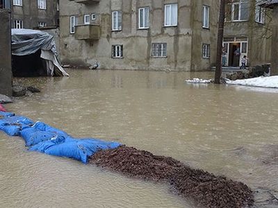 Yüksekova'yı Sel Bastı; Evler Su Altında Kaldı