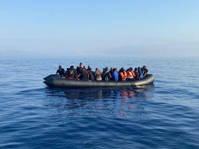 Yunanistan 47 göçmeni soğuk sularda bıraktı: Türk ekipleri kurtardı!
