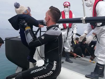 Yunanistan’a Geçmeye Çalışan 48 Düzensiz Göçmen Kurtarıldı