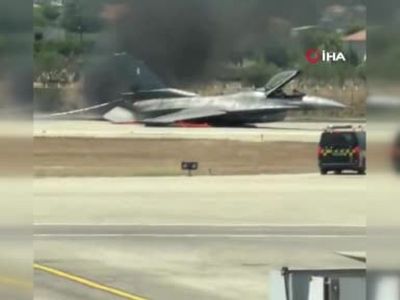 Yunanistan'da acil iniş yapan F-16 savaş uçağı alev aldı