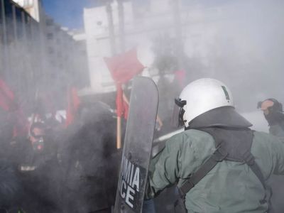 Yunanistan'da kazan kaynıyor! Öğrenciler ve polisler birbirine girdi