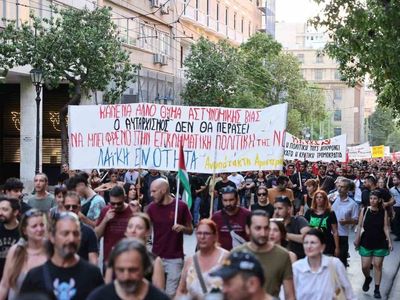Yunanistan'da polisin açtığı ateş sonucu hayatını kaybeden otizmli genç için protesto düzenlendi