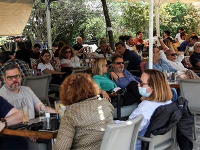 Yunanistan’da Restoran ve Kafeler Hizmete Başladı