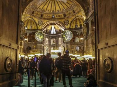 Yunanistan’dan skandal Ayasofya ifadeleri: Müslümanlar duvarlarını yiyor