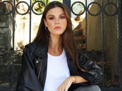 Yüsra Geyik son pozlarıyla sosyal medyanın diline düştü! Sütyen üstüne ceket giyen güzel oyuncuyu takipçileri tiye aldı