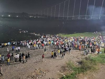 Yüzlerce kişi üzerindeyken köprü çöktü: En az 132 kişi hayatını kaybetti