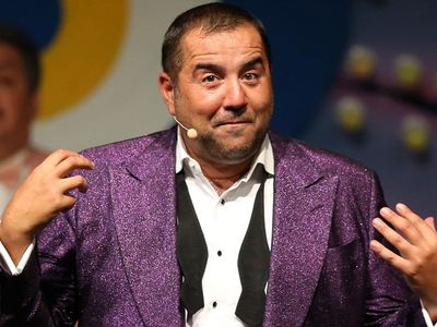 Zeki Müren'in şarkılarıyla anıldığı gecede Ata Demirer'in Acun Ilıcalı'ya yaptığı gönderme partiye damgasını vurdu