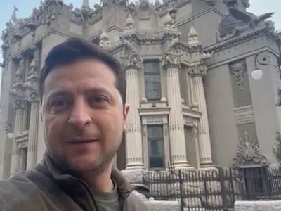 Zelenski'den Rusya işgali için son dakika açıklamaları: Ülkeden kaçtığı ve silah bırakma çağrısı iddialarını yalanladı!