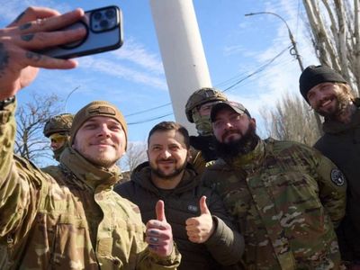 Zelenskiy’den sürpriz Herson ziyareti: Askerlerle fotoğraf çektirdi