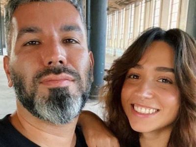 Zeynep Bastık Aldığı Acı Haberle Yıkıldı! Ünlü Şarkıcının Babasına Son Vedası Yürekleri Sızlattı