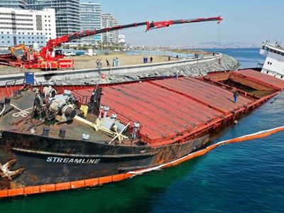 Zeytinburnu'nda Karaya Oturan Yük Gemisi Hurdaya Ayrıldı
