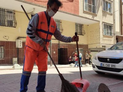 Zeytinburnu’nda Yıkılan Binayı Olası Faciadan Temizlik Görevlisi Kurtardı