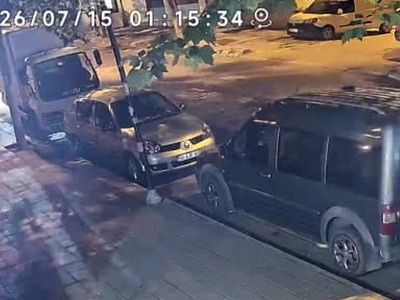 Zincirleme kaza anı kamerada: Olay yerini terk eden sürücü aranıyor