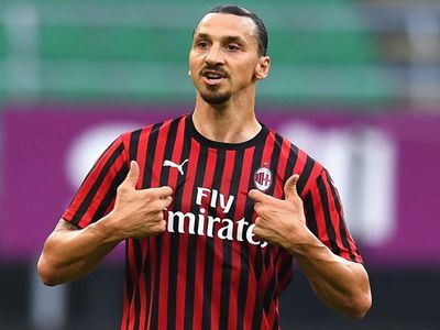 Milan, Zlatan Ibrahimovic ile 1 yıl daha iç transferde anlaşmaya vardı!