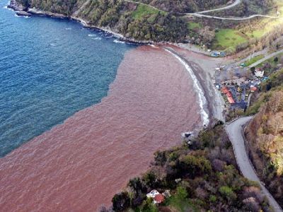 Zonguldak'ta Denizin Rengi Çamura Döndü