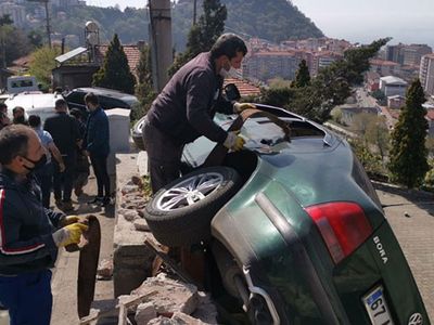 Zonguldak’ta Kontrolden Çıkan Otomobil Duvara Çarptı