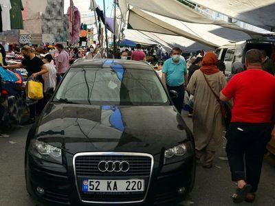 ‘3 Tişört Alana Otomobil Bedava!' İstanbul’da, Pazar Alanına Park Edilen Otomobili Esnaf Yolun Ortasına Taşıdı