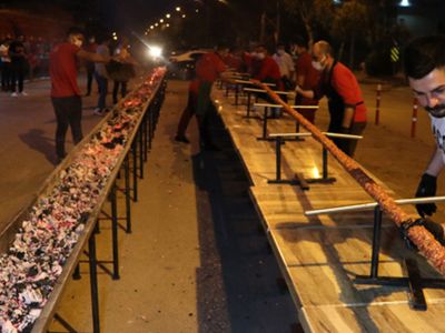 35 Metrelik Kebapla ve Havai Fişekle Restoranların Açılışının Kutladı