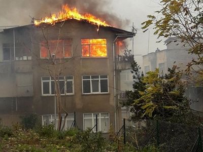 5 Katlı Bina Yandı: 3'ü Çocuk 4 Kişi Kurtarıldı