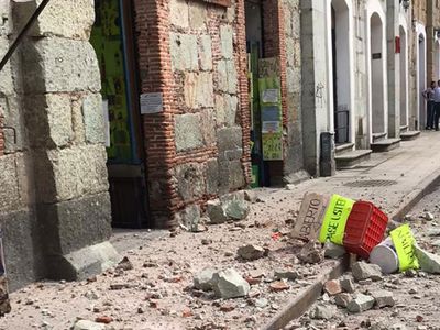 7,6 şiddetinde sallandılar: Uzmanlar o bölge için tsunami uyarısı verdi! İşte o görüntüler