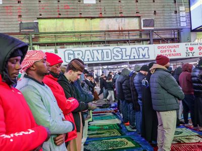 ABD’de bir ilk: New York'ta Müslümanlar Times Meydanı'nda bir araya gelerek ilk teravih namazını kıldı!