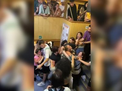 Adalar vapurunda yumruk yumruğa kavga! ikin kadın turist kendilerine hakim olamayıp herkesin içinde birbirine girdi