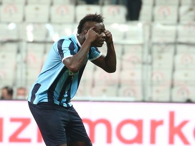 Adana Demirspor'un Golcüsü Mario Balotelli Düğünde Çiftetelli!