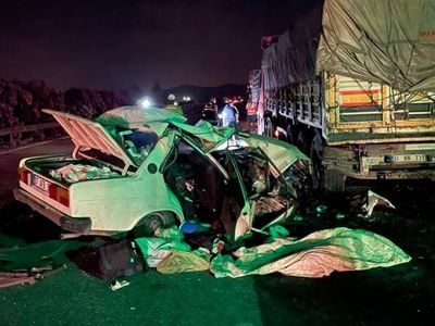 Adana'da Otomobil, Tırın Altında Kaldı